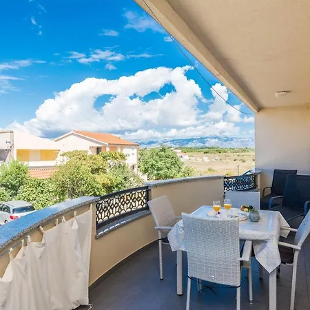 Nella Apartman *