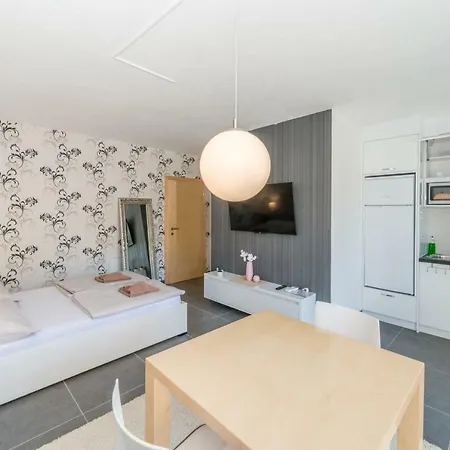 Nela Apartment *