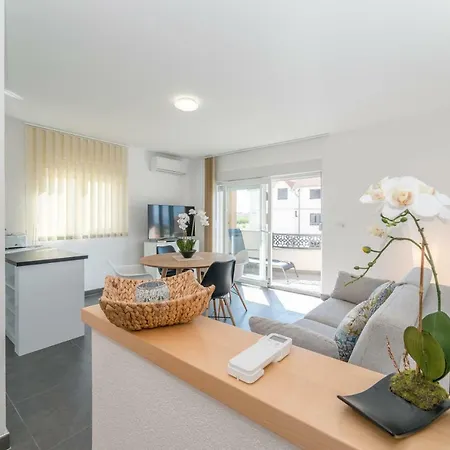 Nela Apartment *